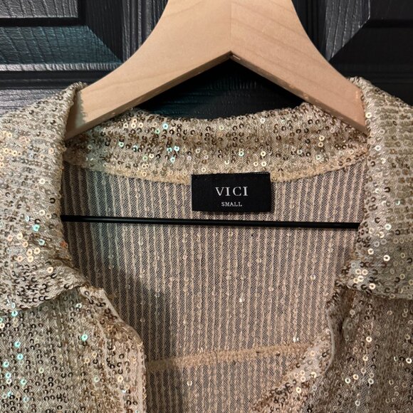 NWOT Vici Oversized Sequin Button Down Top Gold Small - Picture 2 of 3